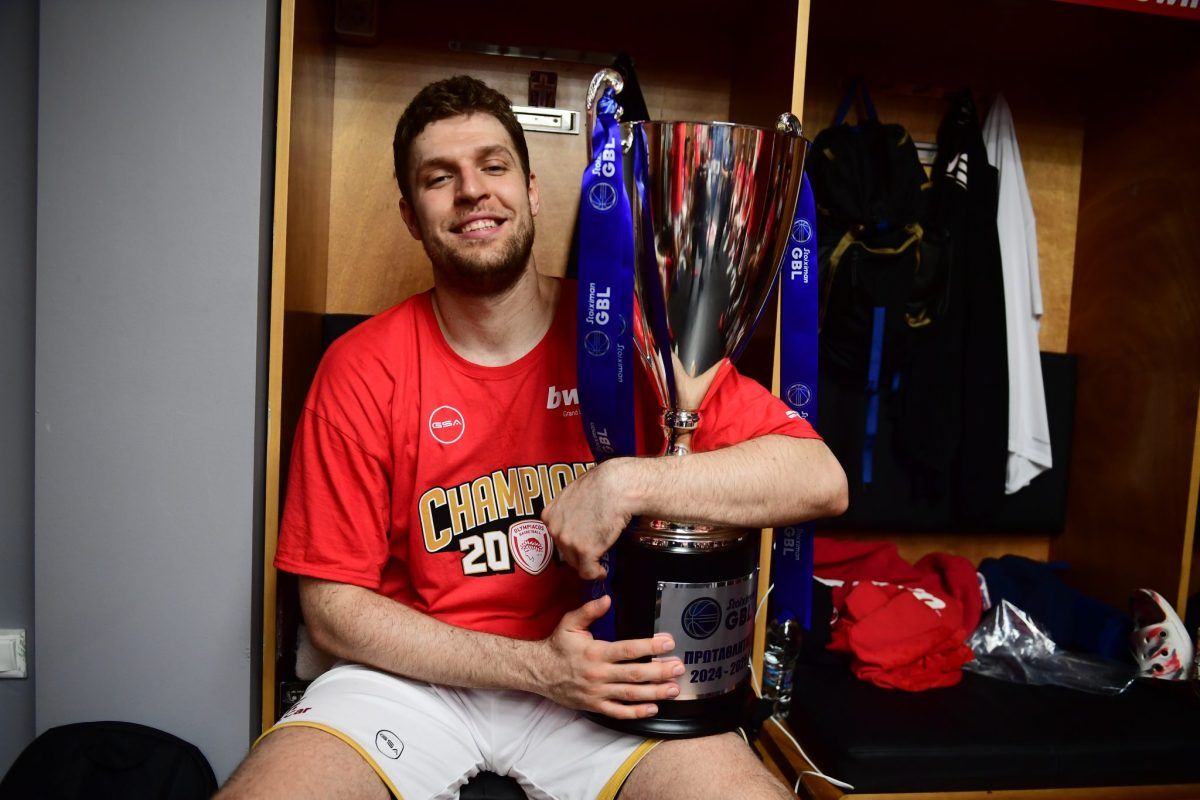 Βεζένκοφ: «Όταν έχεις το σπάνιο προνόμιο να εκπροσωπείς τον Ολυμπιακό, καμία επιτυχία δεν μπορεί να σε ξεδιψάσει»