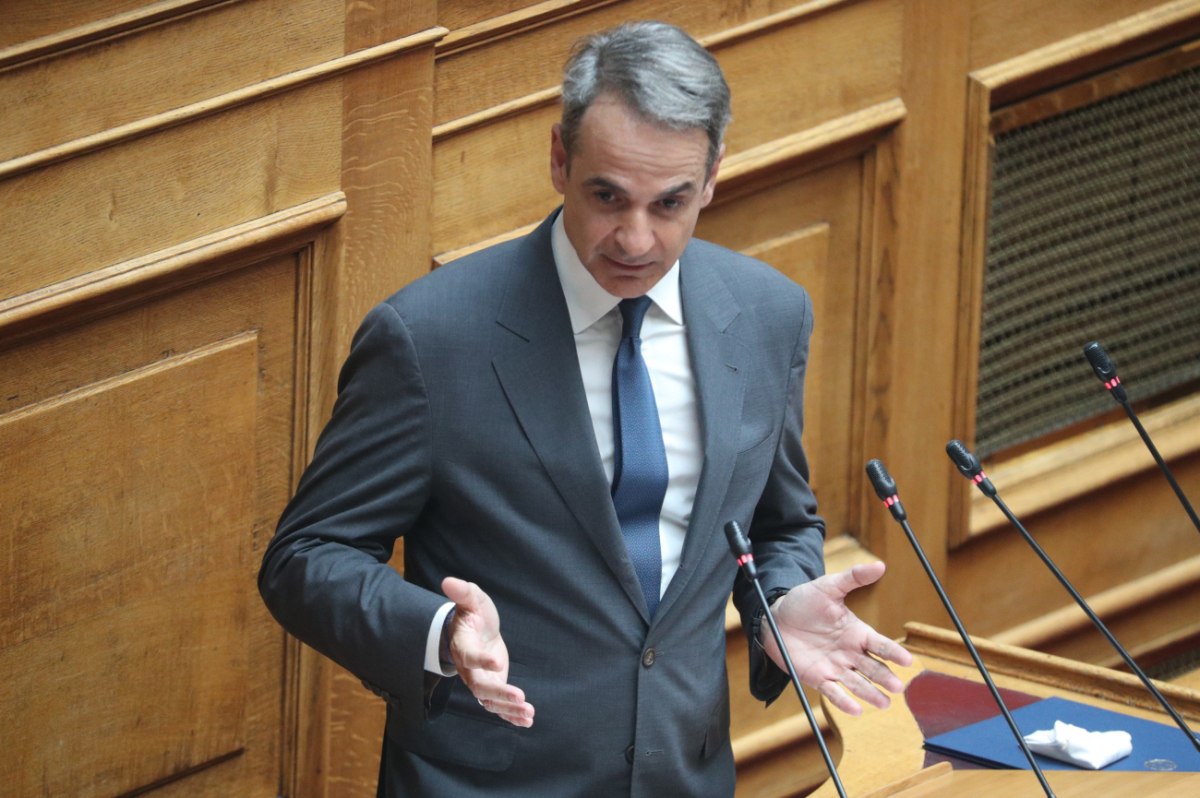 Ο Μητσοτάκης εγκαινιάζει τη μπίζνα με πανεπιστημιακά πτυχία με πανηγυρική ανάρτηση