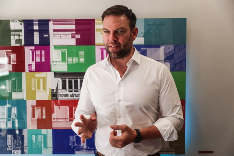 Κασσελάκης: Η ΝΔ λέει ότι τα γκράφιτι στα σχολεία τα πληρώνουν οι γονείς – Τον ΟΠΕΚΕΠΕ θα τον πληρώσει αυτή;