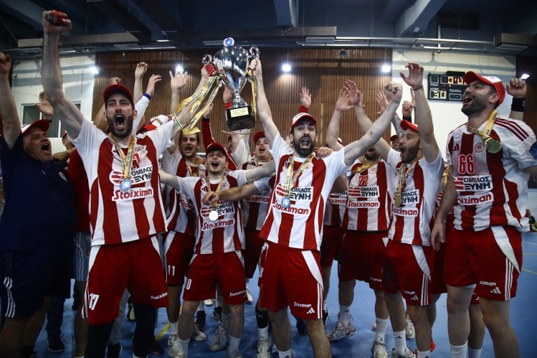 Η απονομή του πρωταθλήματος στον Ολυμπιακό (vids)