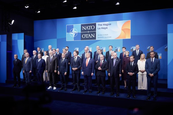 Προσφυγικό: Φρεγάτες και φωτοβολίδες