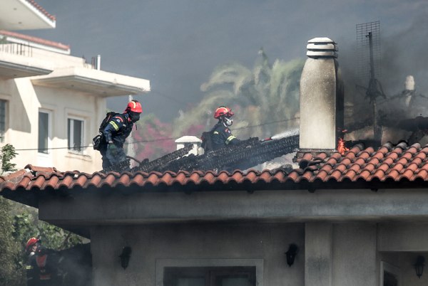 Παλαιά Φώκαια: Με κίνδυνο της ζωής του πυροσβέστης ανέβηκε σε σκεπή για να σώσει φλεγόμενο σπίτι