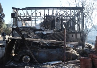 Η επόμενη μέρα της φωτιάς στην Παλαιά Φώκαια – Καμένα σπίτια και ακαθάριστα οικόπεδα, αγωνία για αναζωπυρώσεις