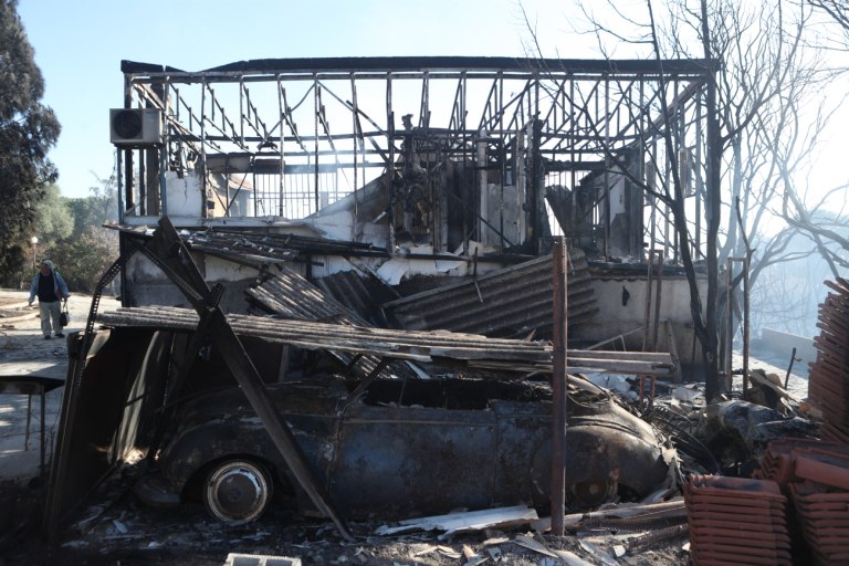 Η επόμενη μέρα της φωτιάς στην Παλαιά Φώκαια – Καμένα σπίτια και ακαθάριστα οικόπεδα, αγωνία για αναζωπυρώσεις