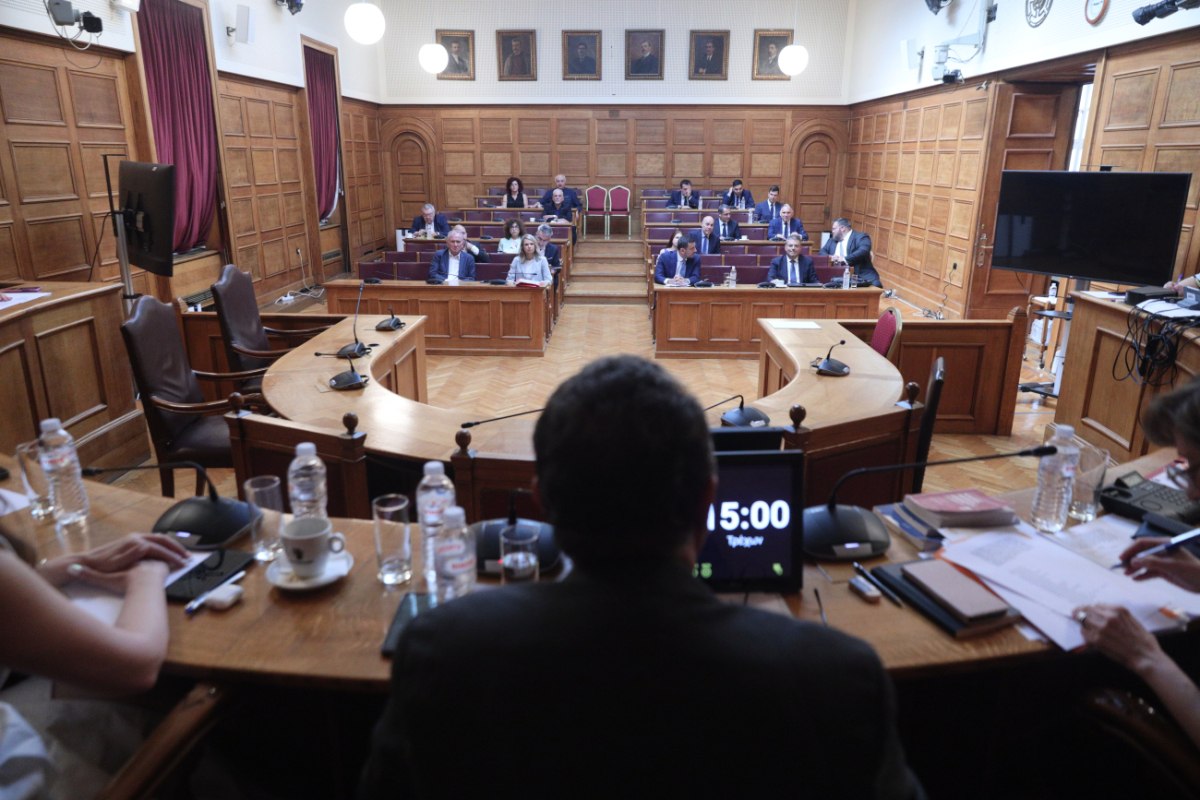 Σε εξέλιξη η συνεδρίαση της προανακριτικής για τον Καραμανλή – «Όχι» σε διαδικασία εξπρές λέει η αντιπολίτευση