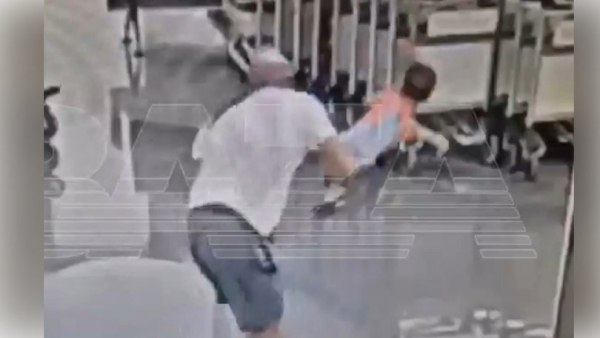 Βίντεο σοκ: Σε κώμα αγοράκι που δέχτηκε βίαιη επίθεση από άντρα στη Μόσχα – Μόλις είχε φτάσει από το Ιράν