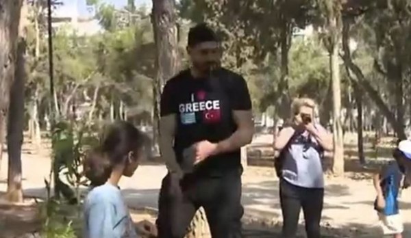 Ο Ενές Καντέρ συμμετείχε σε δενδροφύτευση στην Αθήνα με μπλουζάκι «αγαπώ την Ελλάδα»