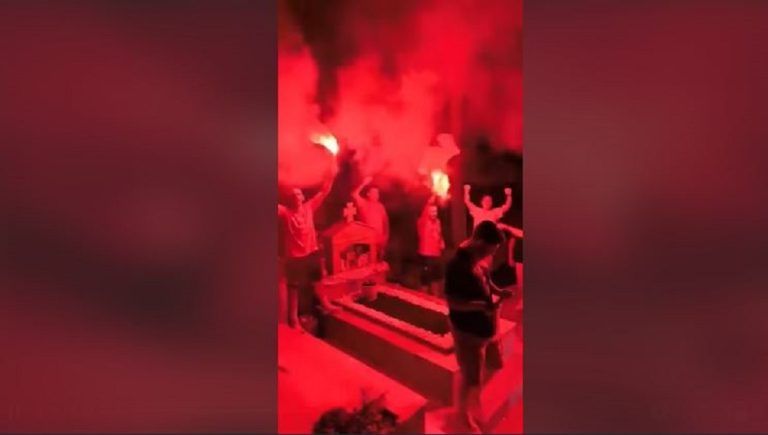 Οπαδοί του Ολυμπιακού πανηγύρισαν το πρωτάθλημα σε νεκροταφείο για να τιμήσουν φίλο τους που δεν είναι στη ζωή (vid)
