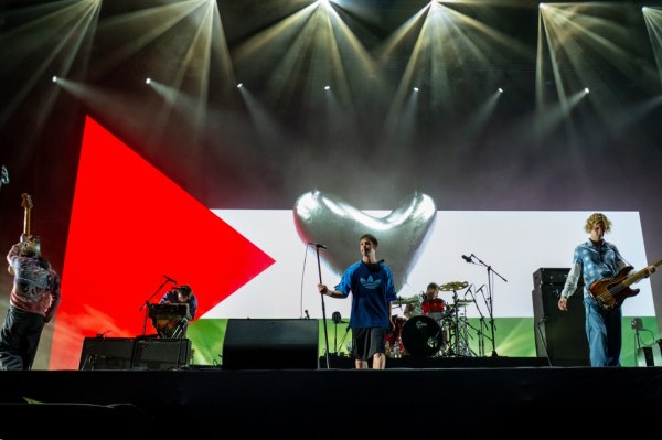 Οι Fontaines DC «μεγαλώνουν» ωραία, χωρίς να χάσουν την αλητεία και τον ρομαντισμό τους