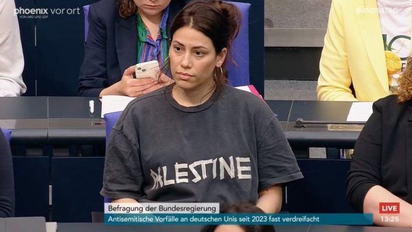 Γερμανία: Βουλευτής αποβλήθηκε από την Μπούντεσταγκ επειδή φορούσε μπλουζάκι με τη λέξη «Παλαιστίνη»