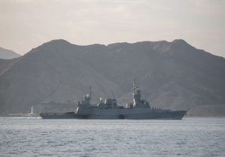 Το Ισραήλ σφυροκοπά την Υεμένη: Το Ναυτικό επιτέθηκε με πυραύλους στο λιμάνι Χοντέιντα