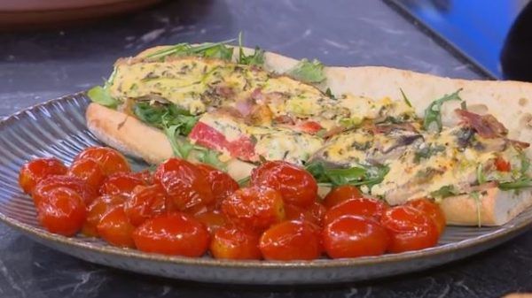 Συνταγή: Σάντουιτς με ομελέτα, λαχανικά και παρμεζάνα