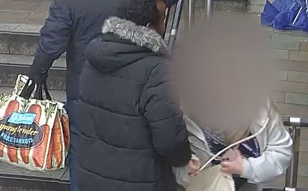 Λίβερπουλ: Η τρομακτική στιγμή που άντρας προσπαθεί να απαγάγει μια έφηβη  [βίντεο]