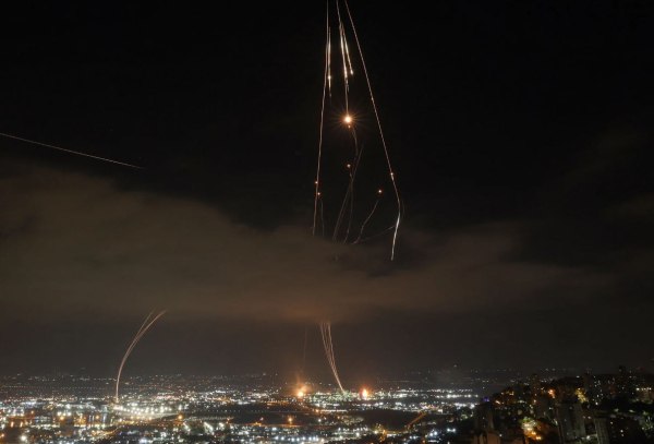 Reuters: Το Ιράν χτύπησε με «νέα μέθοδο» το Ισραήλ και μπέρδεψε το Iron Dome