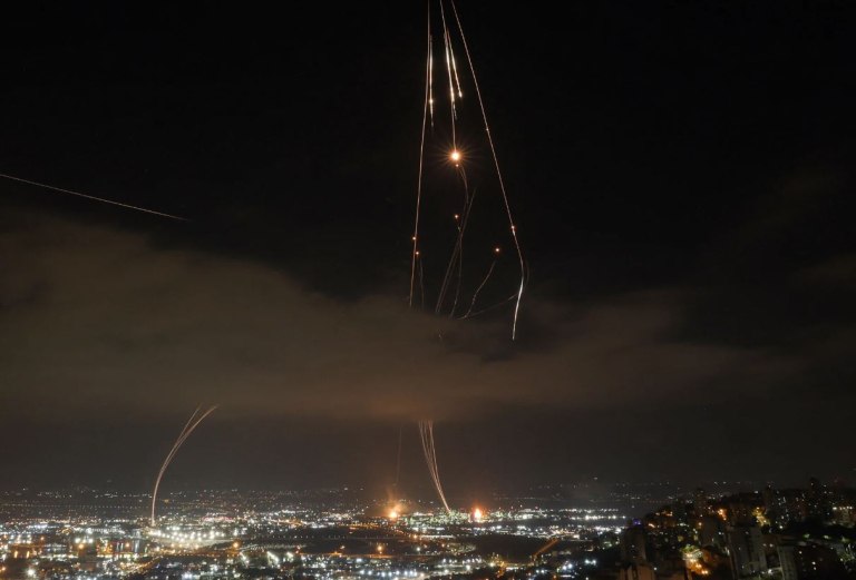 Reuters: Το Ιράν χτύπησε με «νέα μέθοδο» το Ισραήλ και μπέρδεψε το Iron Dome