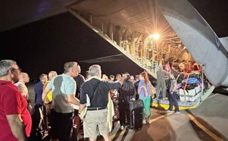 Δένδιας: Συγχαρητήρια για τον απεγκλωβισμό των Ελλήνων από το Ισραήλ