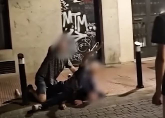 Ισπανία: Αστυνομικός στραγγαλίζει μέχρι θανάτου έναν άντρα γιατί του «έκλεψε το τηλέφωνό του»