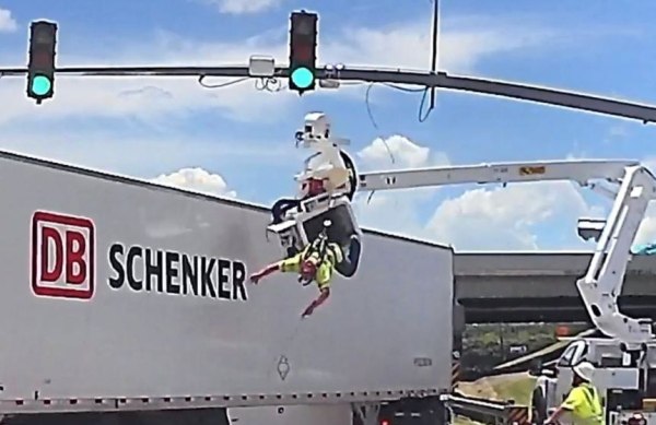 ΗΠΑ: Εργάτης αιωρούνταν πάνω από δρόμο μετά από σύγκρουση με νταλίκα [βίντεο]