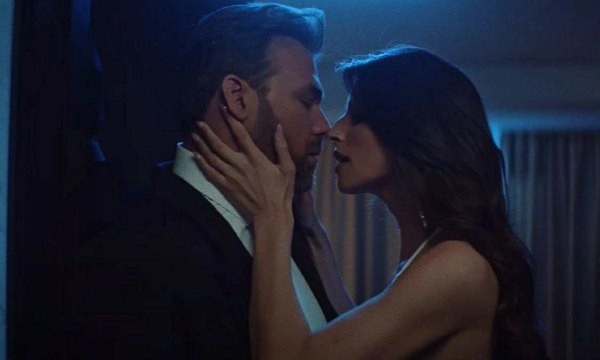 Ο Γιώργος Σαμπάνης με τη σύντροφό του Ιωάννα Σαρρή στο νέο του video clip