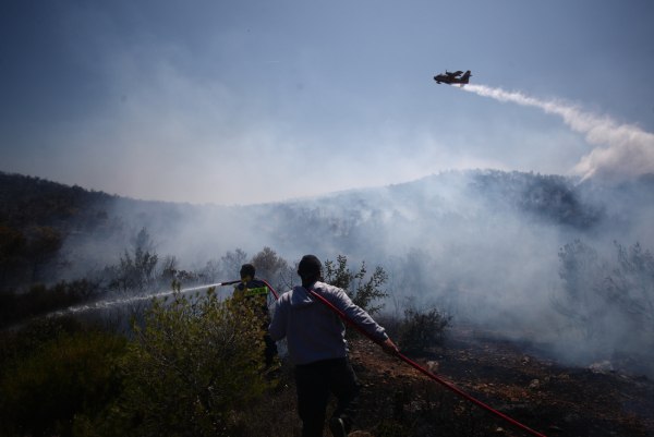 Μεγάλη φωτιά στον Μαραθώνα: Ενισχύονται οι δυνάμεις της πυροσβεστικής – Μήνυμα του 112 για εκκενώσεις