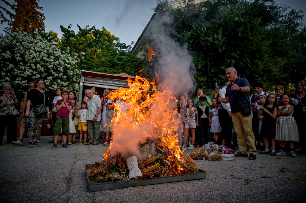Ζουρνάδες, χοροί και άλματα πάνω από φωτιές στην Αθήνα για τον Κλήδονα