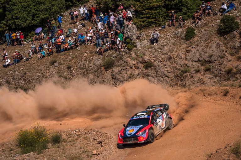 ΕΚΟ Ράλλυ Ακρόπολις 2025: Ο Τάνακ τους κάνει να βλέπουν τη σκόνη του