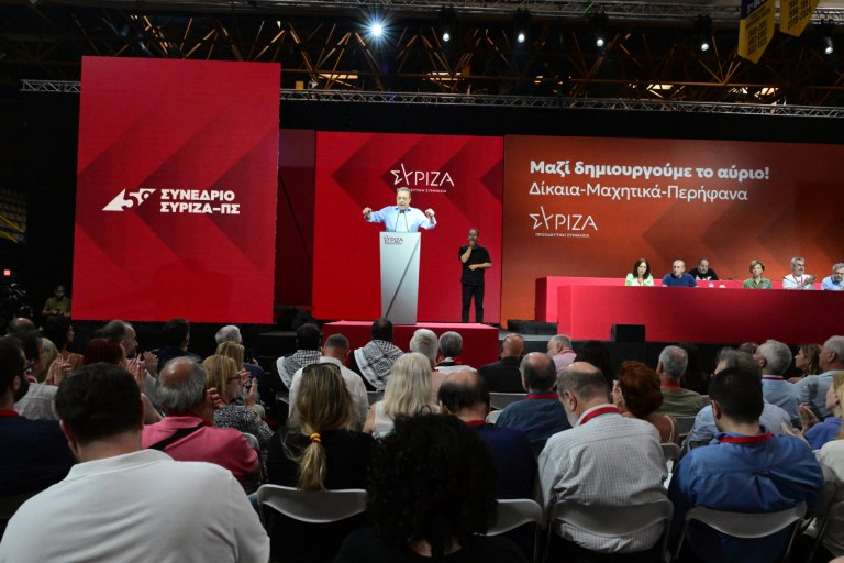 Στήνεται το Κίνημα του Τσίπρα – Ο ΣΥΡΙΖΑ σε τεχνητή υποστήριξη και οι αποσυνάγωγοι