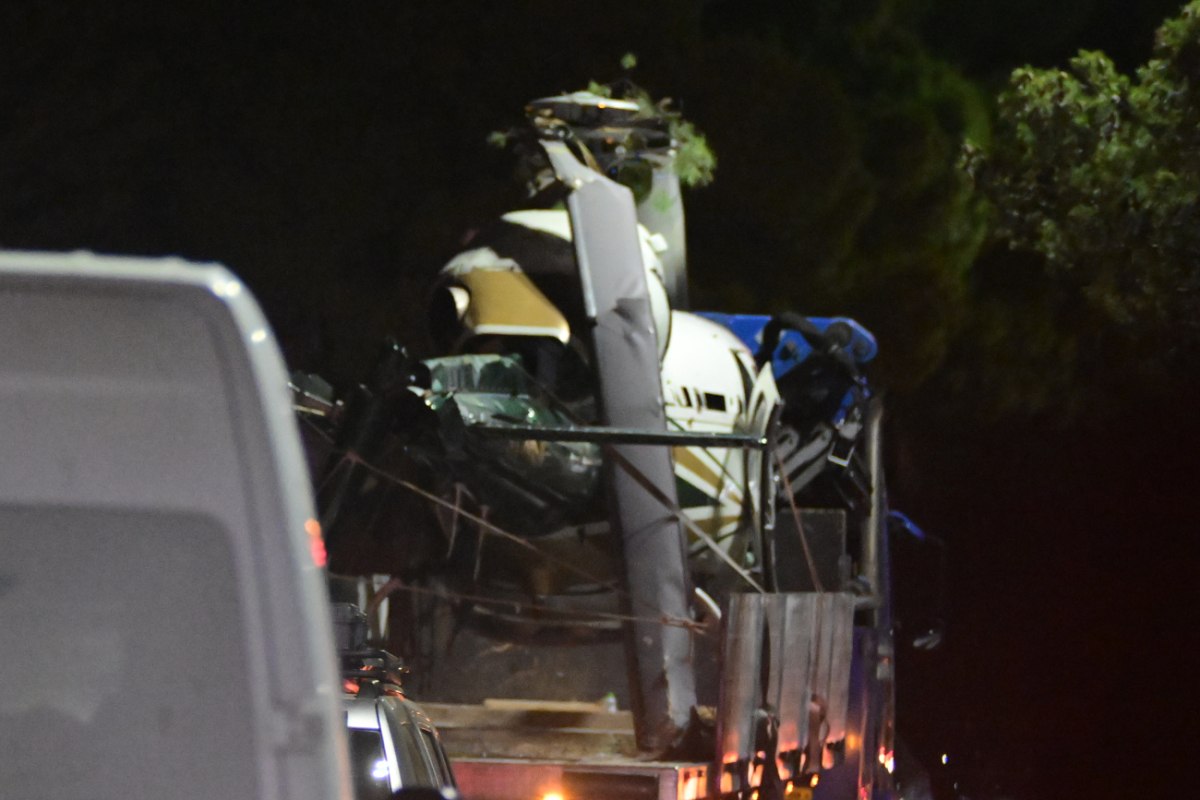 Βουλιαγμένη: Αυτό είναι το ελικόπτερο που έπεσε στη θάλασσα – Ολοκληρώθηκε η ανέλκυσή του (εικόνες)