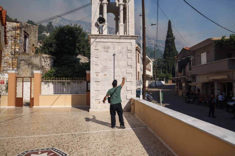 Χίος: Σε πολλά μέτωπα η φωτιά – Αλλεπάλληλα μηνύματα του 112