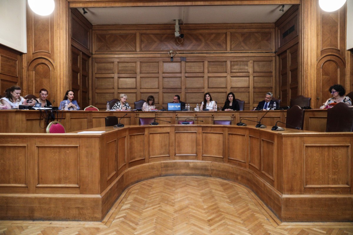 Προανακριτική για Τέμπη: Κλήση Καραμανλή με fast track διαδικασίες και φωνές από την αντιπολίτευση που ζητά μάρτυρες