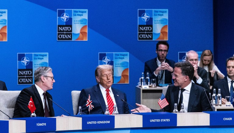 Στα μέτρα του «daddy» Τραμπ η σύνοδος του ΝΑΤΟ – Πήρε από την ΕΕ ό,τι ήθελε με ένα «ναι» στο άρθρο 5