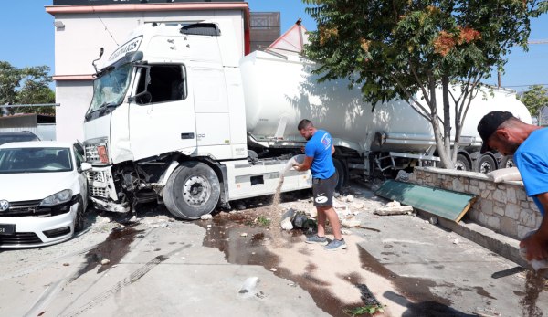 Μενίδι: Βυτιοφόρο τα πήρε όλα σβάρνα ύστερα από σύγκρουση με Ι.Χ. και καρφώθηκε σε μάντρα αυτοκινήτων