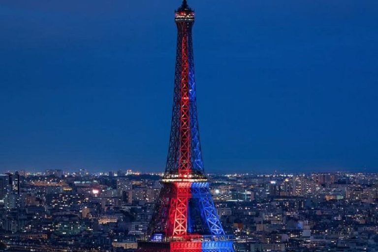 Στα χρώματα της Παρί Σεν Ζερμέν ο Πύργος του Άιφελ (vid)