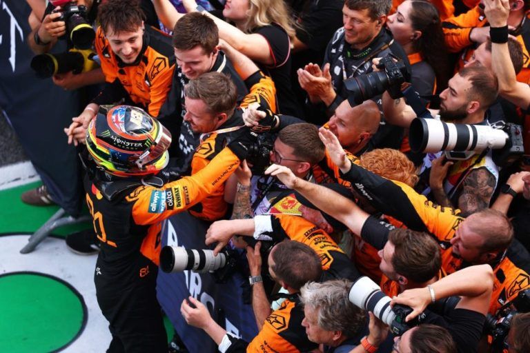 «Βόλτα» στη Βαρκελώνη για Πιάστρι και ΜcLaren (pics)