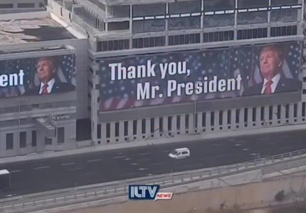 «Thank you, Mr. President»: Το Ισραήλ γεμίζει πινακίδες για να ευχαριστήσει τον Τραμπ
