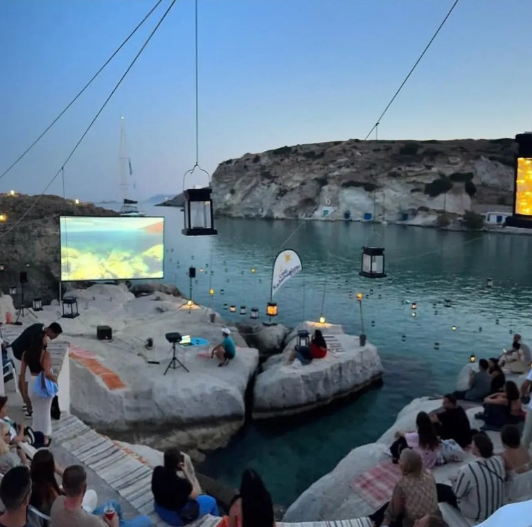 Το πιο όμορφο θερινό σινεμά βρίσκεται στην Κίμωλο – Μια μοναδική εμπειρία δίπλα στη θάλασσα