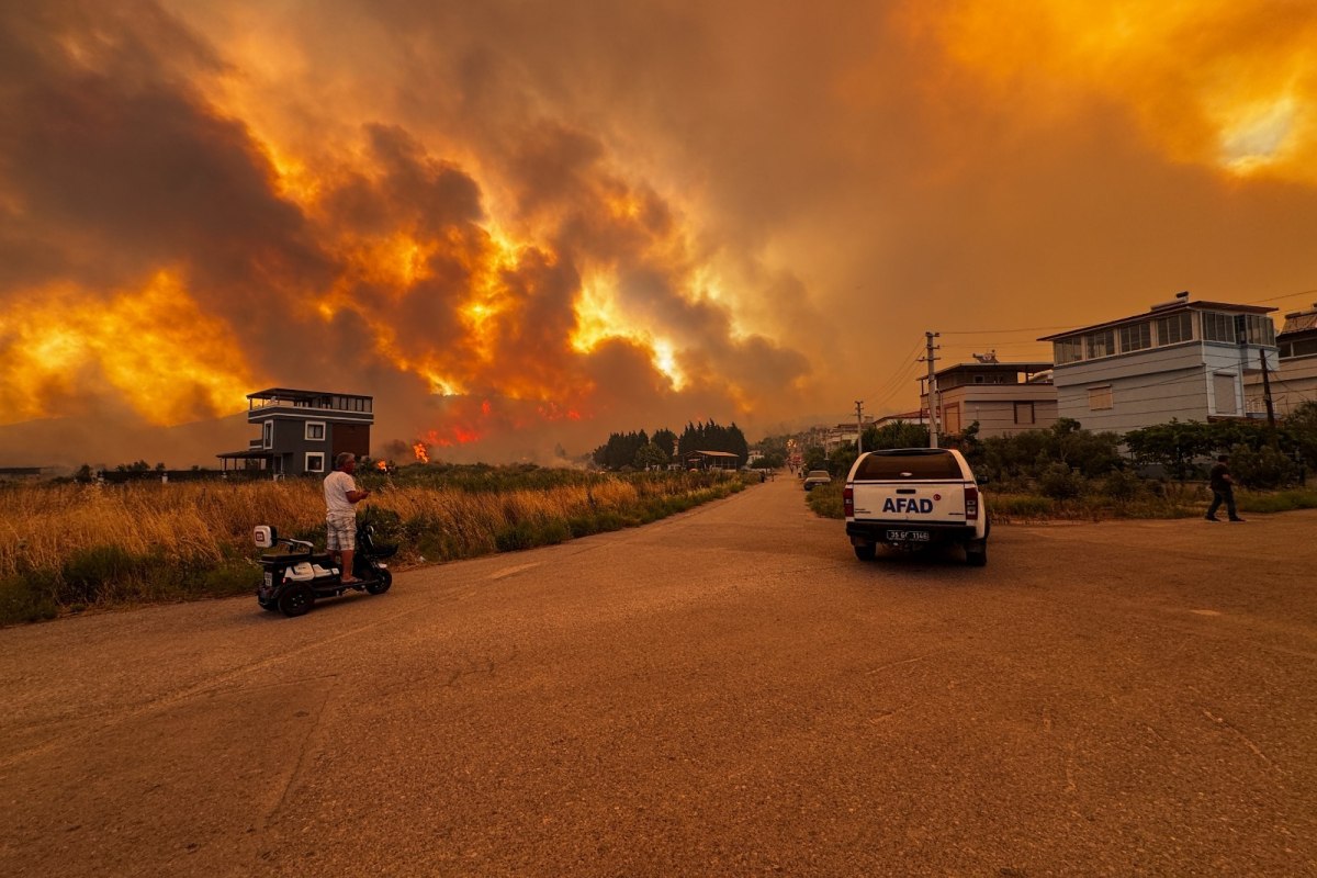Κόλαση φωτιάς στην Σμύρνη: Εκκενώνονται οικισμοί – Σοκαριστικά βίντεο