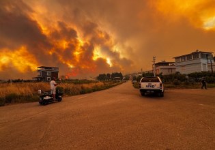 Κόλαση φωτιάς στην Σμύρνη: Εκκενώνονται οικισμοί – Σοκαριστικά βίντεο