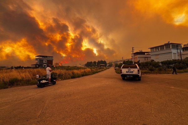 Κόλαση φωτιάς στην Σμύρνη: Εκκενώνονται οικισμοί – Σοκαριστικά βίντεο