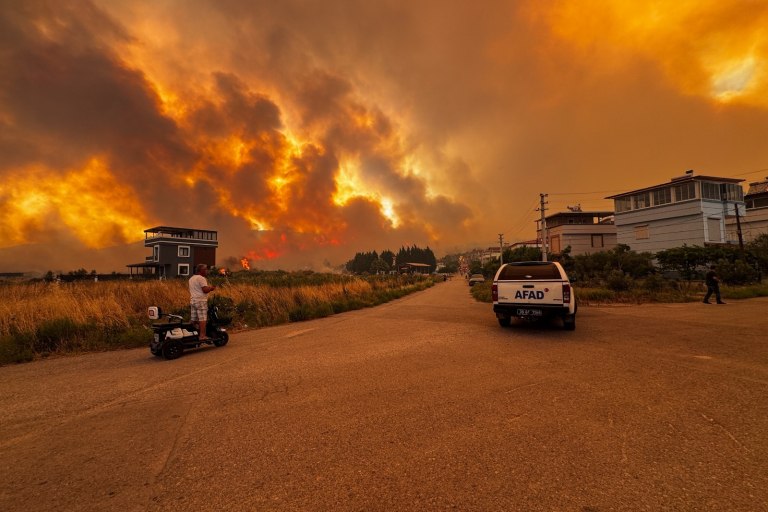 Κόλαση φωτιάς στην Σμύρνη: Εκκενώνονται οικισμοί – Σοκαριστικά βίντεο