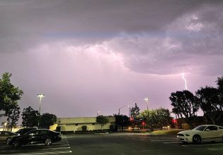 Καλιφόρνια: Βίντεο από τη στιγμή που πέφτει κεραυνός λίγα μέτρα μακριά από 6χρονη
