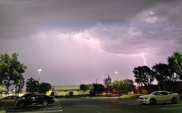 Καλιφόρνια: Βίντεο από τη στιγμή που πέφτει κεραυνός λίγα μέτρα μακριά από 6χρονη