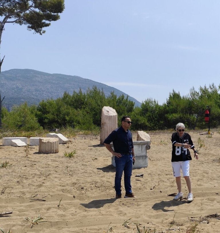 Σε στούντιο μετατράπηκε παραλία της χώρας