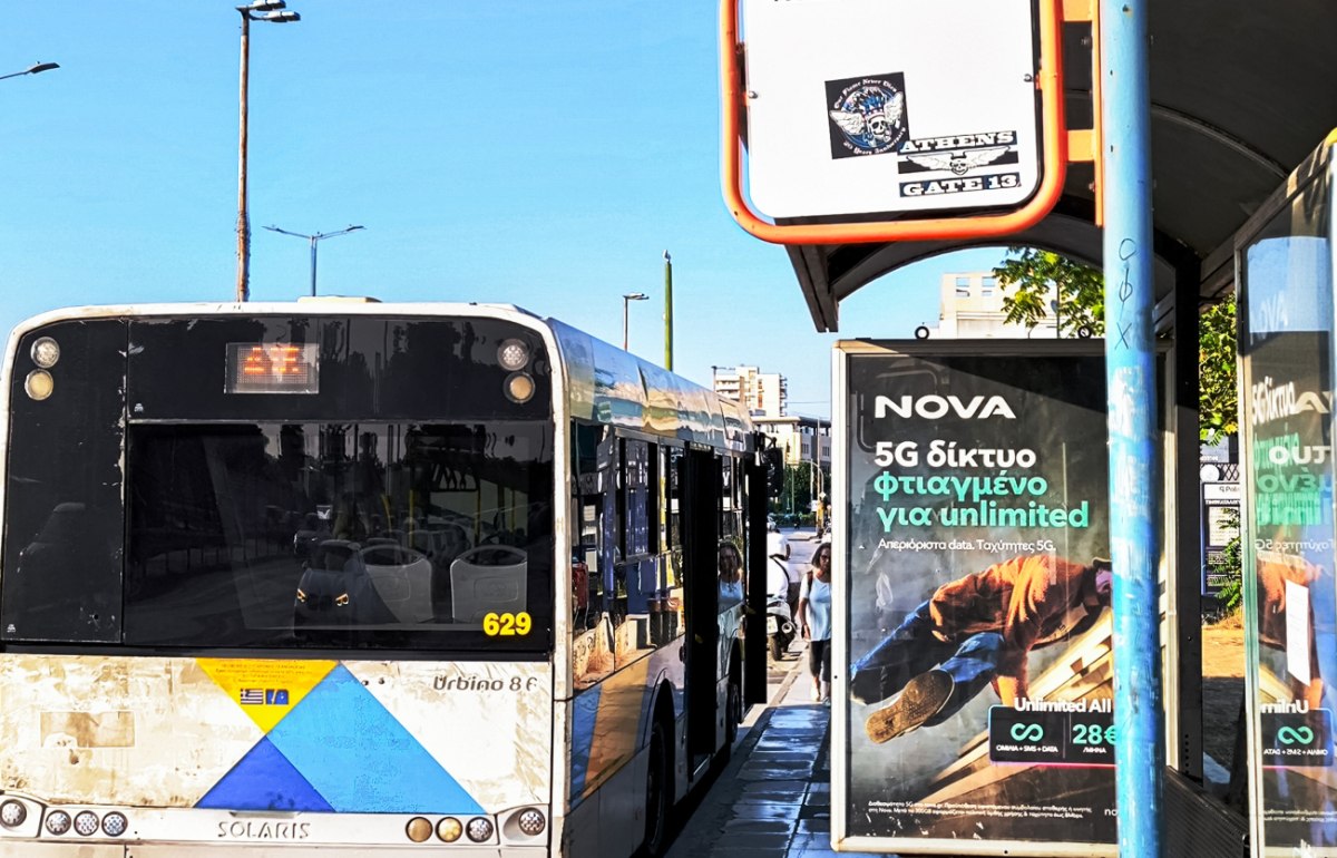 Άγρια συμπλοκή ανήλικων σε αστικό λεωφορείο στην Πετρούπολη – 16χρονος μαχαίρωσε με σουγιά 15χρονο