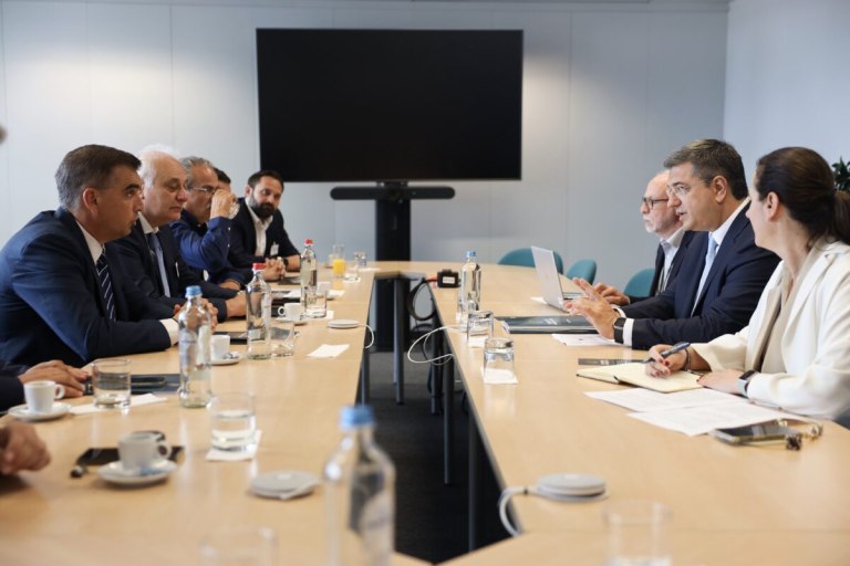 Συνάντηση του ελληνικού δικτύου ανθεκτικών πόλεων με τον ευρωπαίο επίτροπο βιώσιμων μεταφορών και τουρισμού