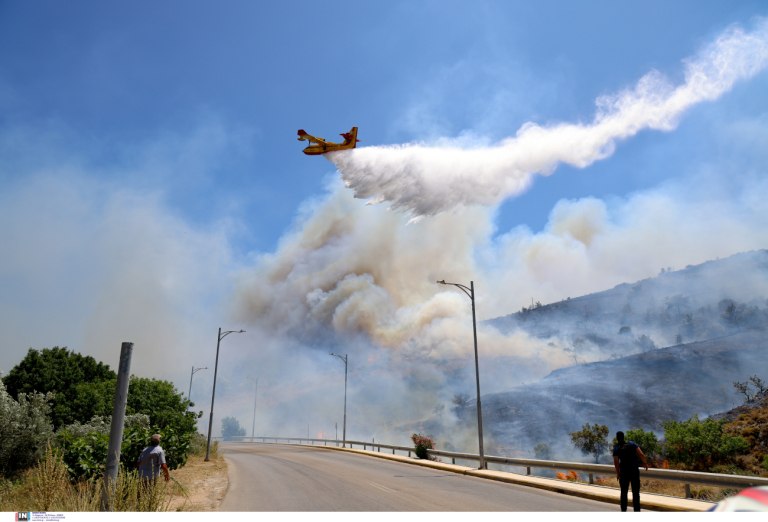 Χίος: Σε τρία μέτωπα η φωτιά – Εκκενώθηκαν περιοχές