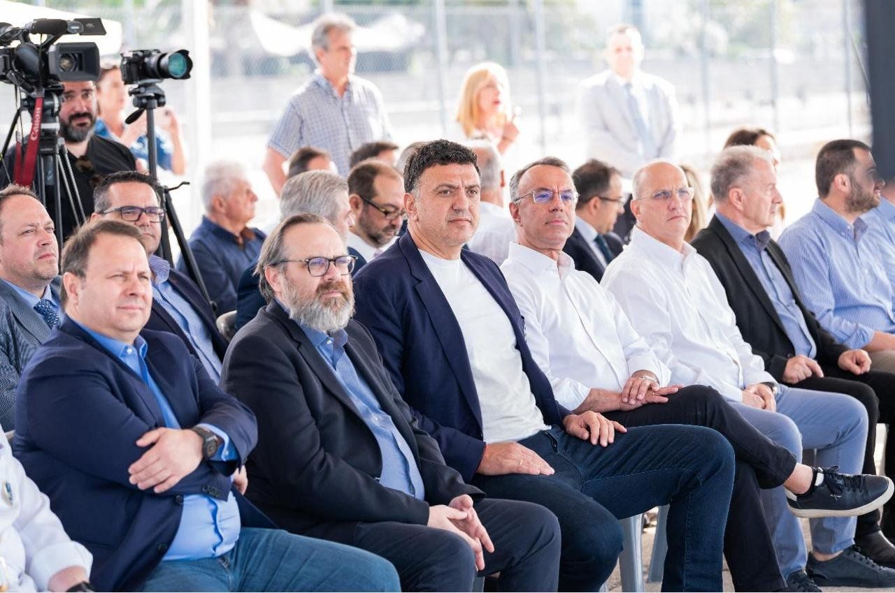 εικόνα που δείχνει τον υπουργό Ναυτιλίας, Βασίλη Κικίλια, και δίπλα του στα αριστερά τον Χρήστο Σταϊκούρα και τον Γιάννη Οικονόμου