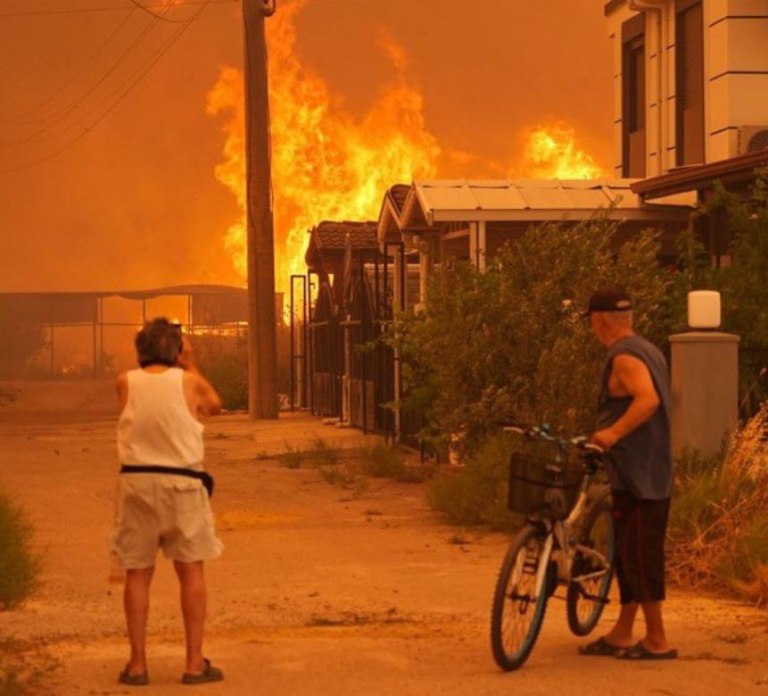 Σμύρνη: Εκτός ελέγχου παραμένει η φωτιά – Θυελλώδεις άνεμοι 70 έως 117 χιλιομέτρων [βίντεο]