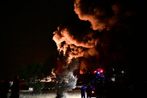 Πύρινη κόλαση στα Μέγαρα – Καίγεται ολοσχερώς το εργοστάσιο πλαστικών – 112 για το τεράστιο σύννεφο καπνού