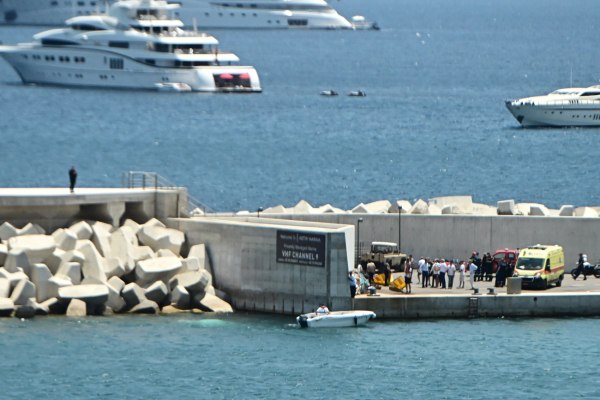 Βουλιαγμένη: «Υπήρχε μια μυρωδιά από κάποιο καύσιμο» – Τι λέει αυτόπτης μάρτυρας